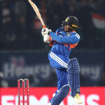 अभिषेक शर्मा न्यूज़ीलैंड के खिलाफ पहले टी20 में छक्का लगाते हुए