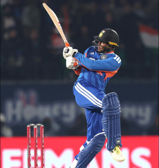 अभिषेक शर्मा न्यूज़ीलैंड के खिलाफ पहले टी20 में छक्का लगाते हुए