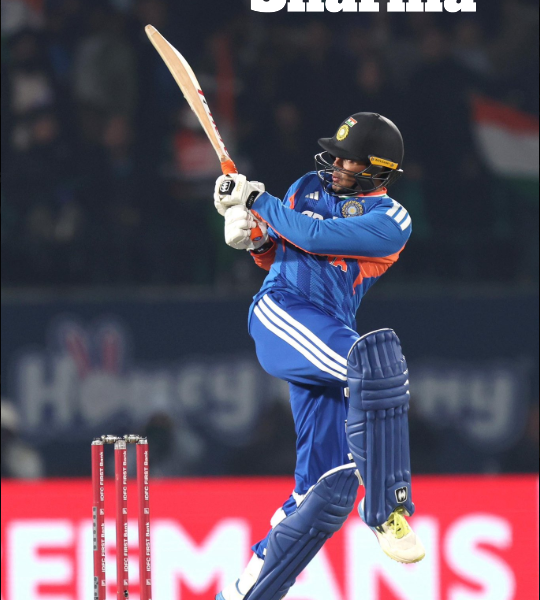 अभिषेक शर्मा न्यूज़ीलैंड के खिलाफ पहले टी20 में छक्का लगाते हुए